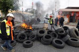 french-truckers-block-roads-as-anti-reform-protests-escalate-2010-10-18_l
