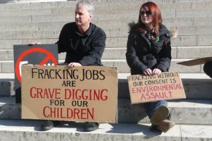 20120629-fracking-protest.jpg.492x0_q85_crop-smart